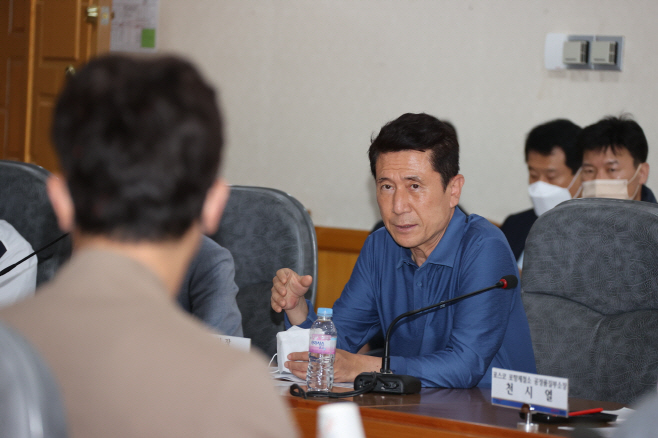 이강덕 포항 시장이 철강 산업단지 관리공단에서 국회 산업통
