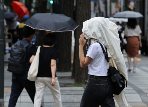 나만 없어, 우산<YONHAP NO-2310>