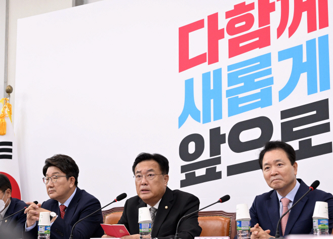 비대위에서 발언하는 정진석 비대위원장