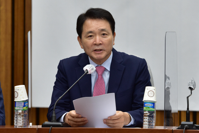 원내대책회의에서 발언하는 성일종 정책위의장