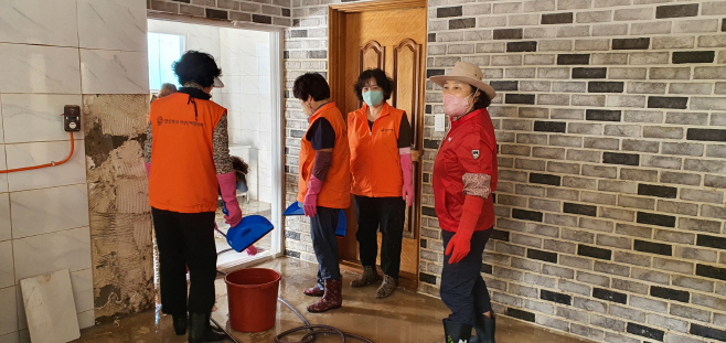 김은미 여사(빨간색 잠바에 베이지색 모자 착용)와 여성단체협