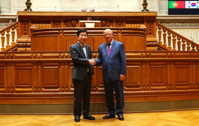 포르투갈 국회 찾은 김진표 국회의장
