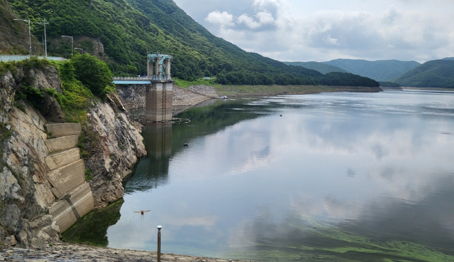 극심한 가뭄으로 저수율 뚝 떨어진 보령댐<YONHAP NO-3135>