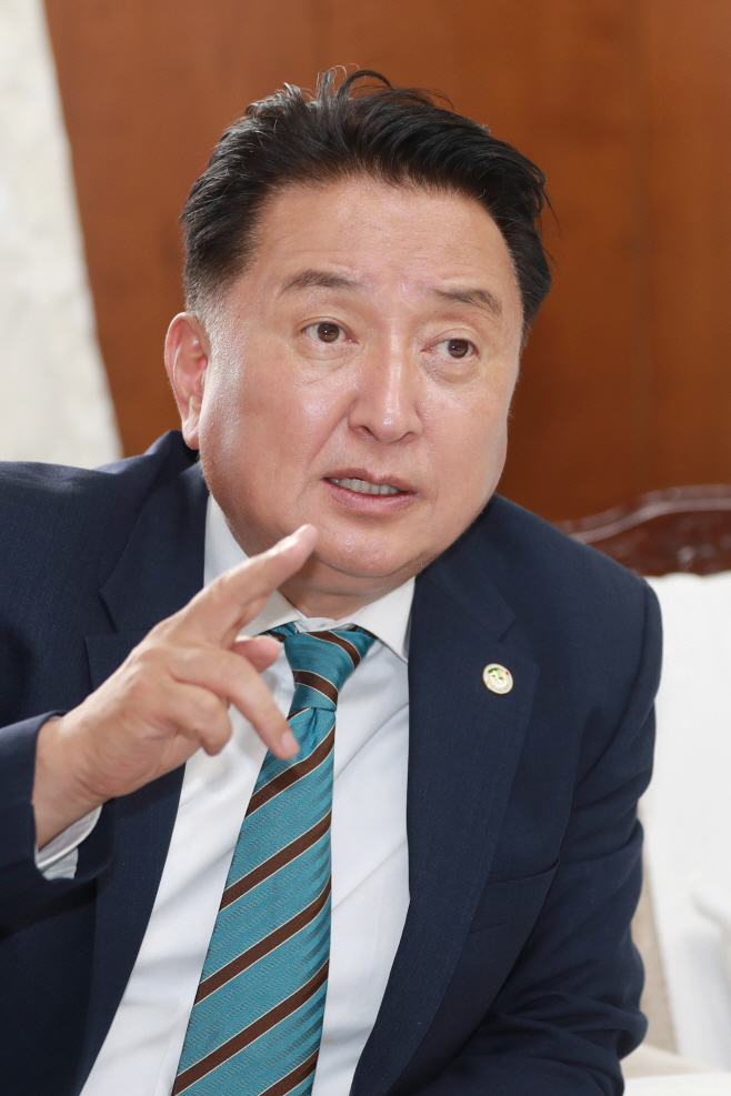 김영환 충북도지사가 충북 도내 태양광사업 관련 금융지원·농