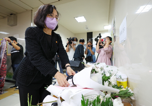 헌화하는 김현숙 장관<YONHAP NO-2878>