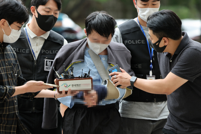 영장실질심사 법정 들어가는 여성 역무원 살해