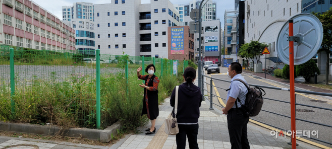 이애형 의원, 세류1동 세류초등학교 후문 임시주차장 현장점검