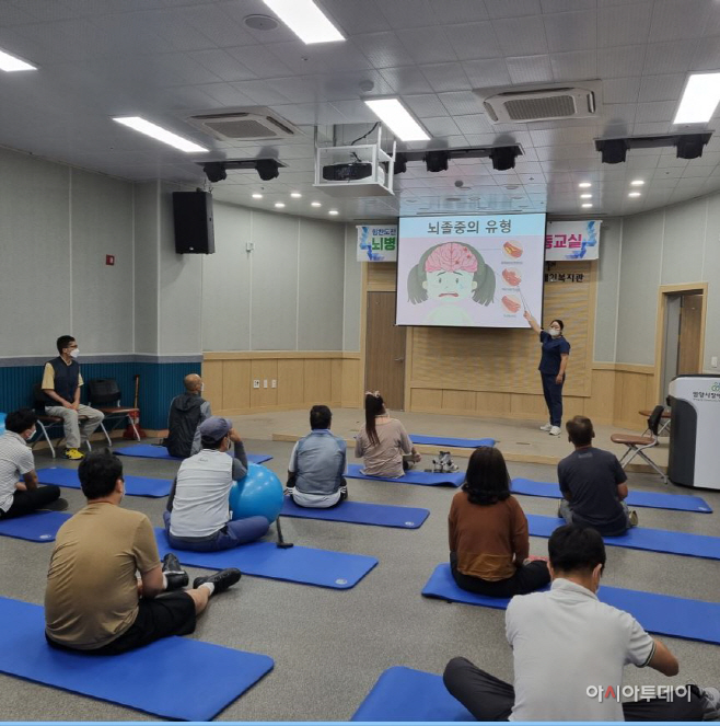 맞춤형 재활운동 교실 운영)_사진설명 추 (2)