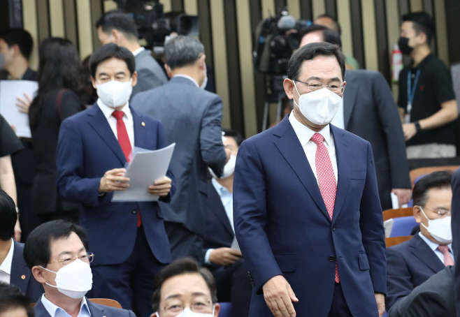 의원총회 참석하는 주호영 이용호<YONHAP NO-3535>