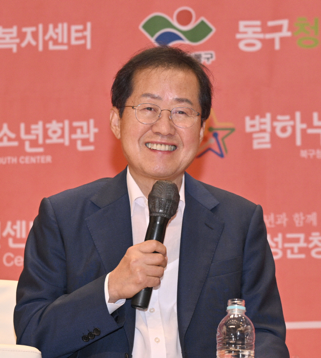 청소년들의 질문에 답하는 홍준표 대구시장<YONHAP NO-5773>
