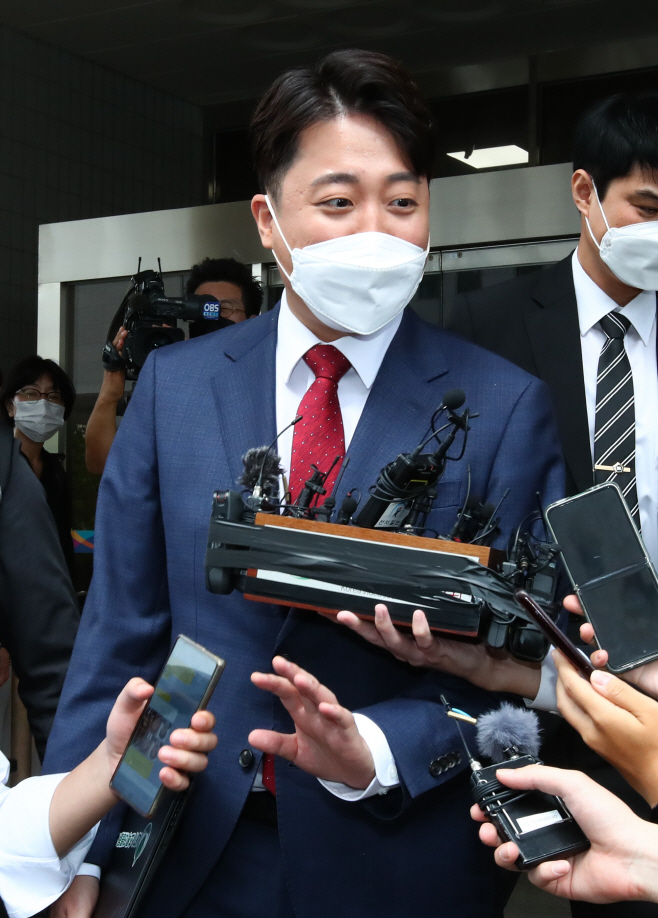 법원 나서는 이준석 전 대표<YONHAP NO-4156>