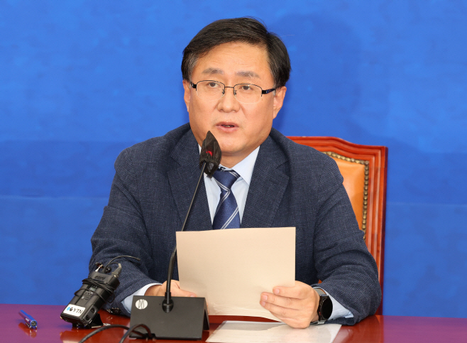 발언하는 김성환 정책위의장