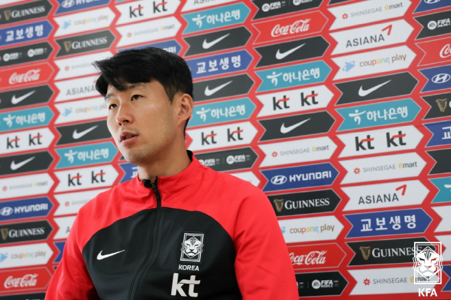 인터뷰하는 손흥민<YONHAP NO-3905>