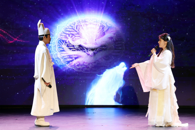 기술과 예술의 만남 '신들의 정원'<YONHAP NO-2869>
