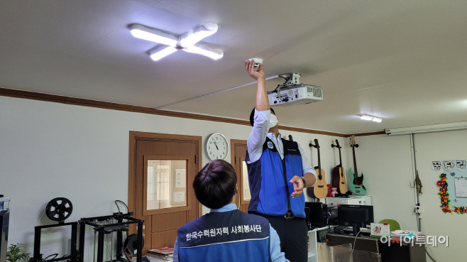 사진2. 이날 한수원 소속 소방 전문가와 소방시설을 점검하고
