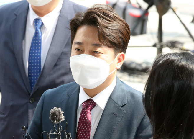 취재진 질문받는 이준석 전 대표