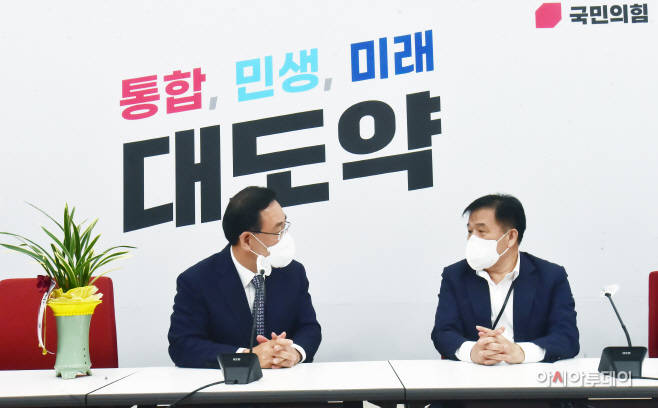 [포토] 대화하는 주호영 국민의힘 원내대표와 이진복 정무수석