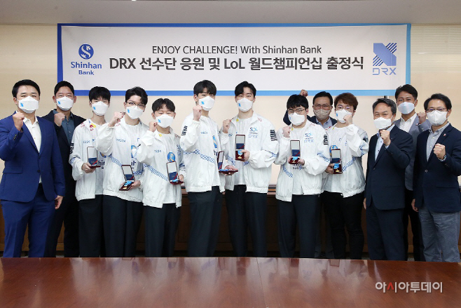 (22.09.21)신한은행, DRX 선수단 응원 행사 실시 이미지1(발송)