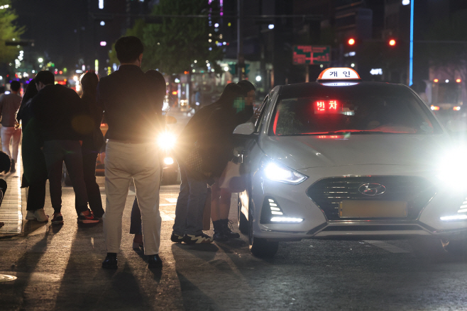 일상회복 첫날밤은 '택시대란·귀가전쟁'<YONHAP NO-0664>