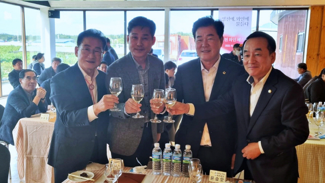 (사진)영천시) 미리 만나보는 영천 와인 페스타(2)(왼쪽부터 최