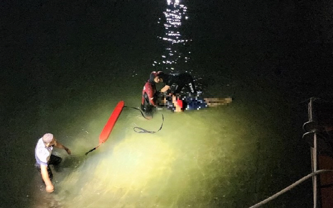 23일 새벽 목포해경이 해상에 추락한 60대 남성을 구조