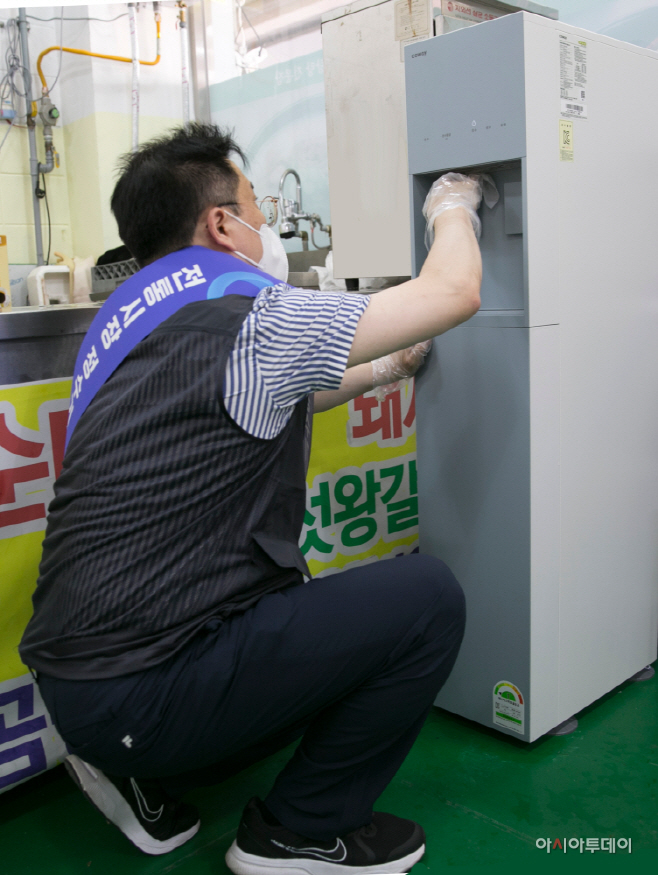 [사진자료2] 코웨이 정수기 점검 서비스 시행 모습
