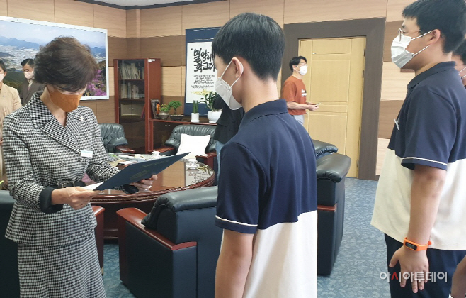 . 반려견행동교정사 자격증 수여