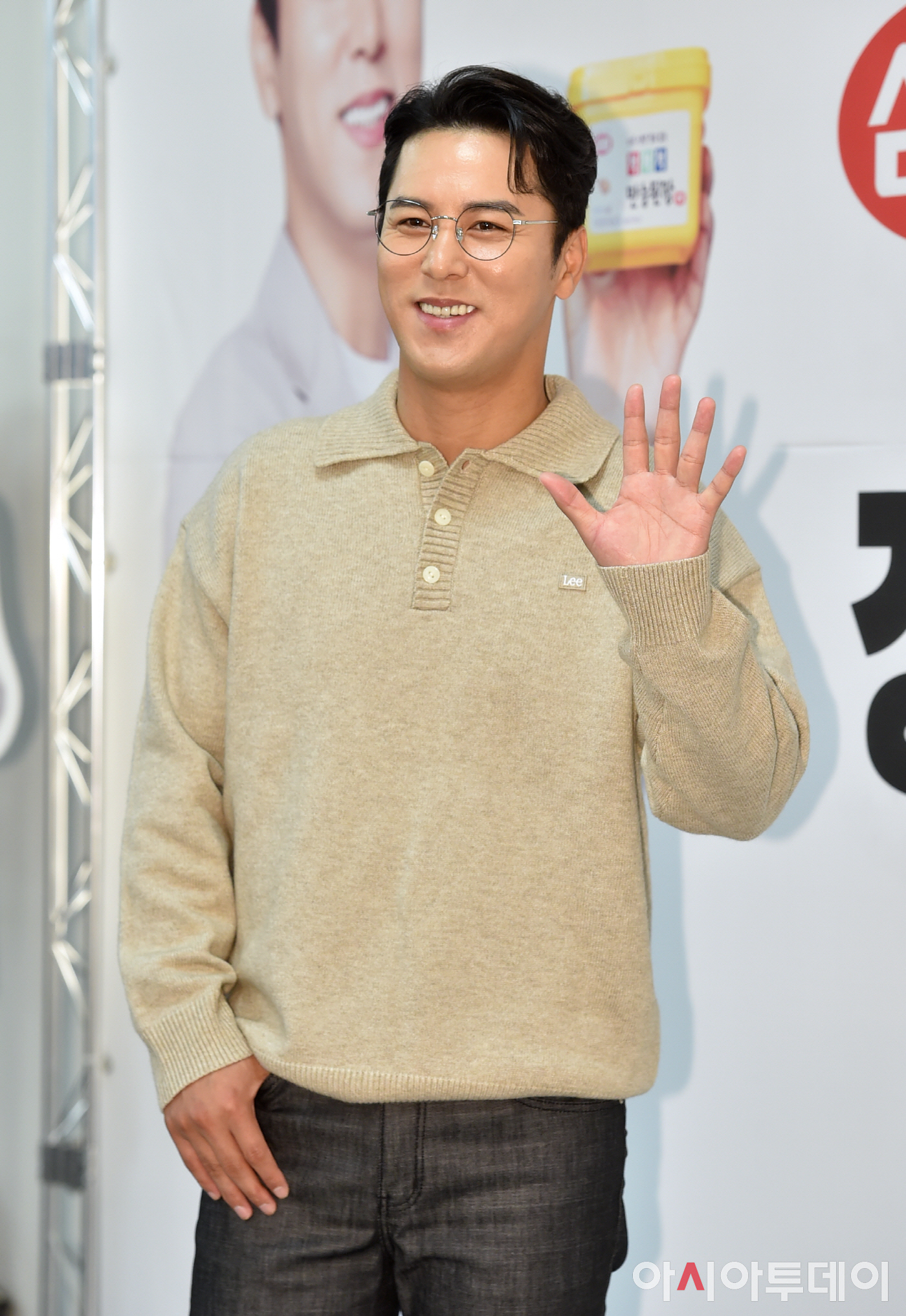 [포토] 장민호, 꽃사슴 매력속으로! - 아시아투데이