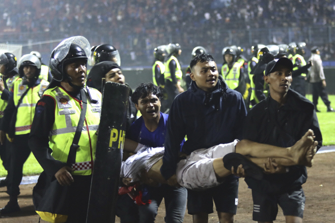 APTOPIX Indonesia Soccer Deaths <YONHAP NO-2556> (AP)