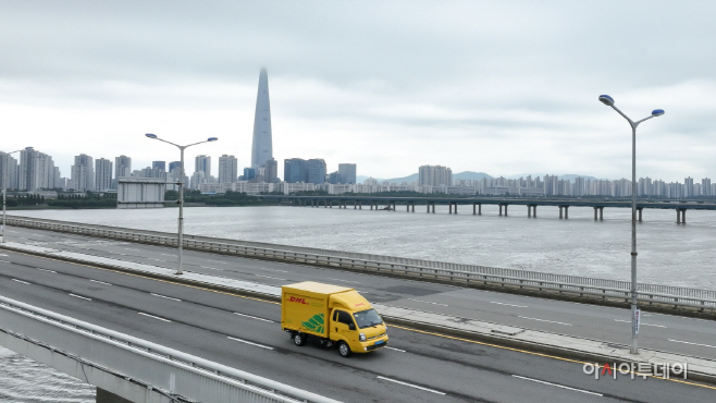 (사진) DHL 코리아 100번째 전기 배송차 도입