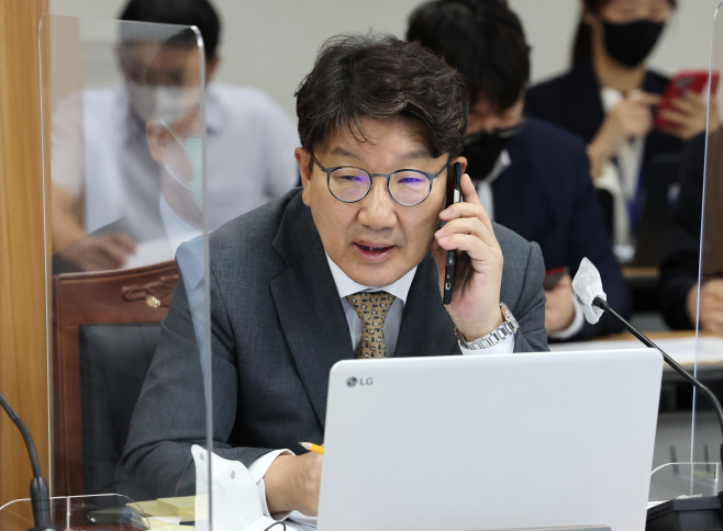 전화하는 권성동 의원<YONHAP NO-2915>