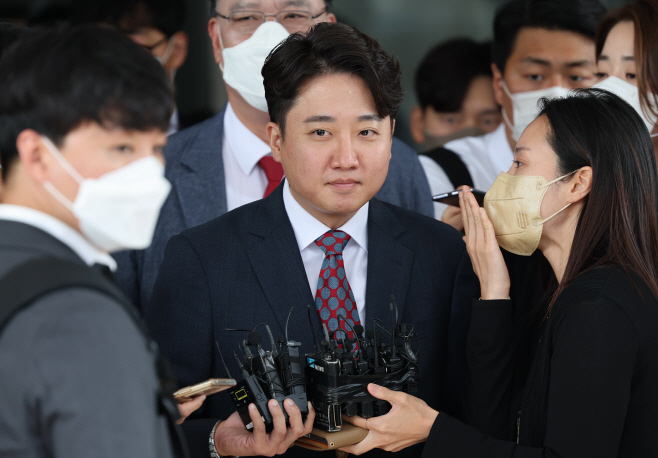 가처분 심문 마친 뒤 취재진 질문에 답하는 이준석