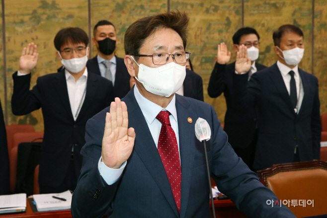 [포토] [2022 국감] 박보균 문화체육관광부 장관 '국정감사 증인선서'