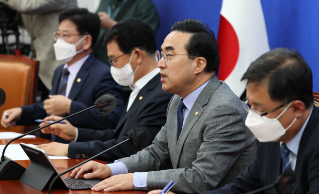 국정감사대책회의에서 발언하는 박홍근 원내대표