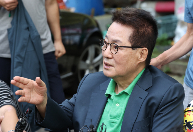 취재진 앞에 선 박지원 전 국정원장
