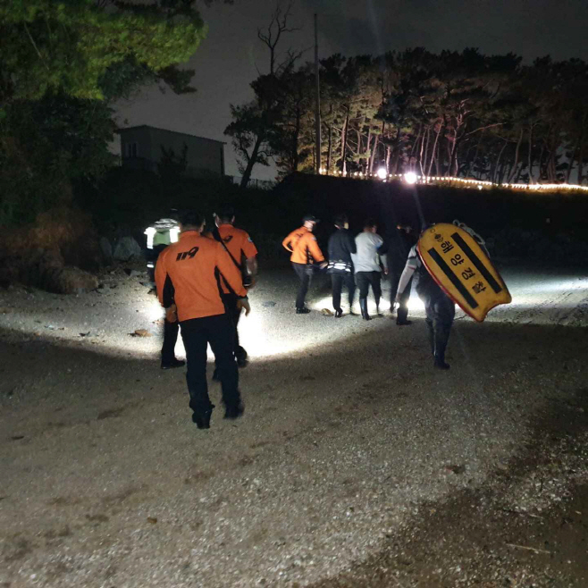 평택해경, 고립 갯벌체험객 구조