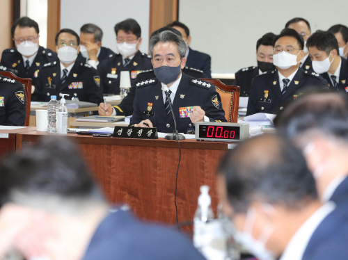 답변하는 윤희근 경찰청장<YONHAP NO-4763>