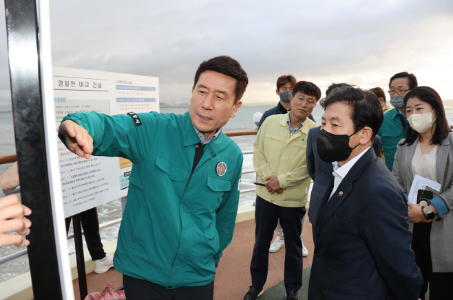 이강덕 포항시장이 영일만대교 건설 예정지인 해상스카이워크에