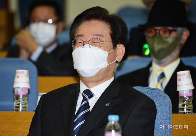 [포토] 미소 짓는 이재명 대표
