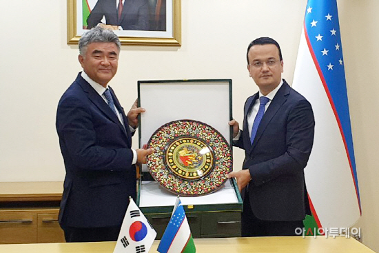 사진2. 정원주 부회장과 라지즈 쿠드라토프 대외무역부 제1차관