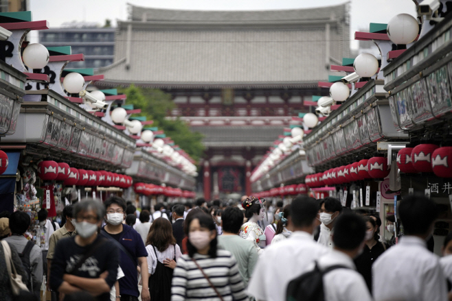 Japan Foreign Tourists <YONHAP NO-2240> (AP)