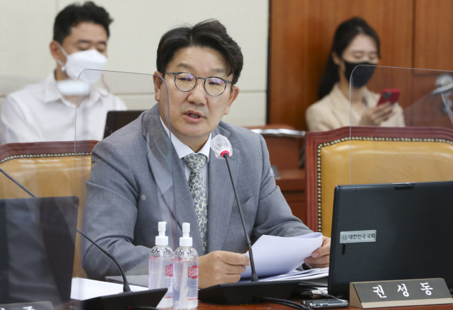 해명하는 권성동 의원<YONHAP NO-6103>