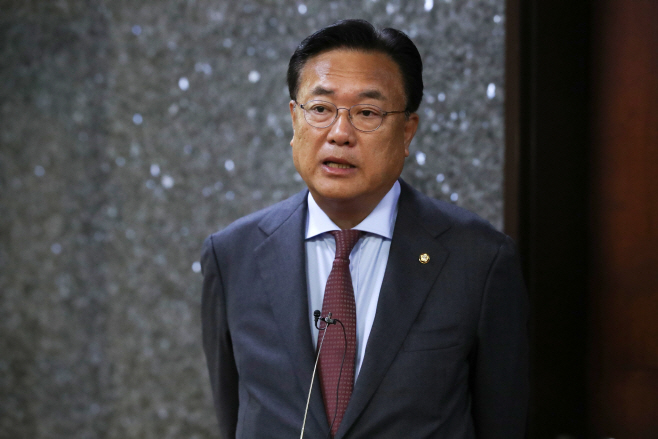 답변하는 정진석 비대위원장<YONHAP NO-3463>