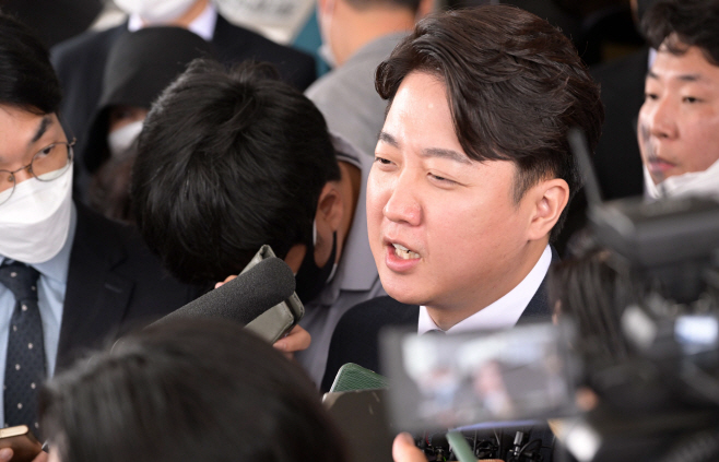 가처분 심문 마친 뒤 취재진 질문에 답하는 이준석