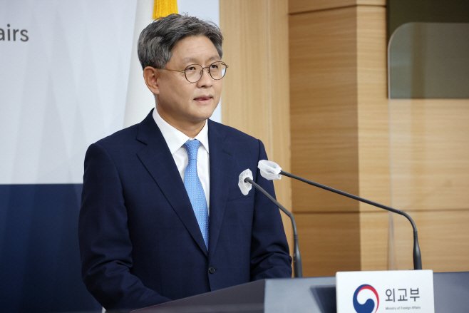 브리핑하는 임수석 신임 외교부 대변인<YONHAP NO-4375>