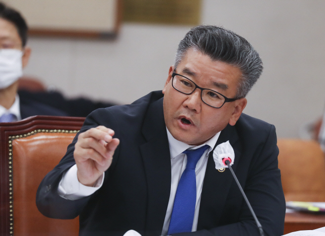 답변하는 유병호 감사원 사무총장