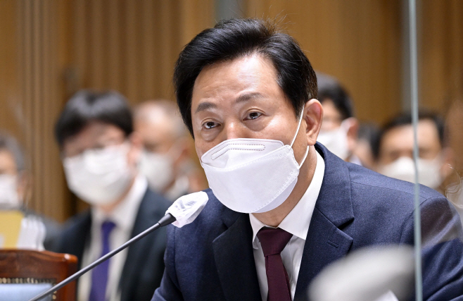 국정감사에서 답변하는 오세훈 서울시장<YONHAP NO-4042>