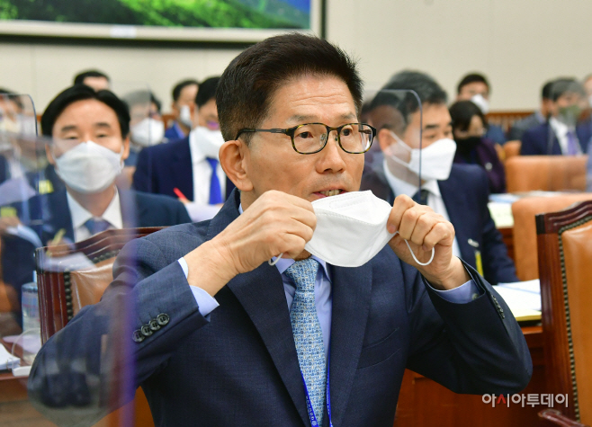 [포토] [2022 국감] 마스크 착용하는 김문수 경사노위 위원장