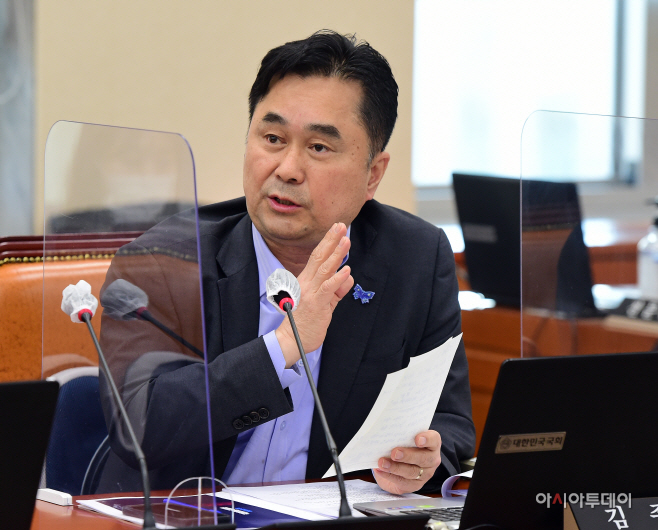 [포토] [2022 국감] 질의하는 김종민 간사