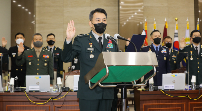 증인선서하는 김승겸 합참의장<YONHAP NO-2813>